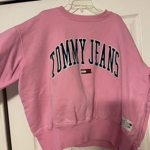 Semi-cropped Tommy Hilfiger crew neck.